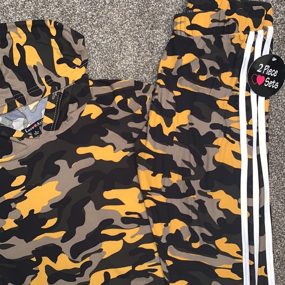 Women’s NWT Large 2 Piece Camo Set - Picture 2 of 2